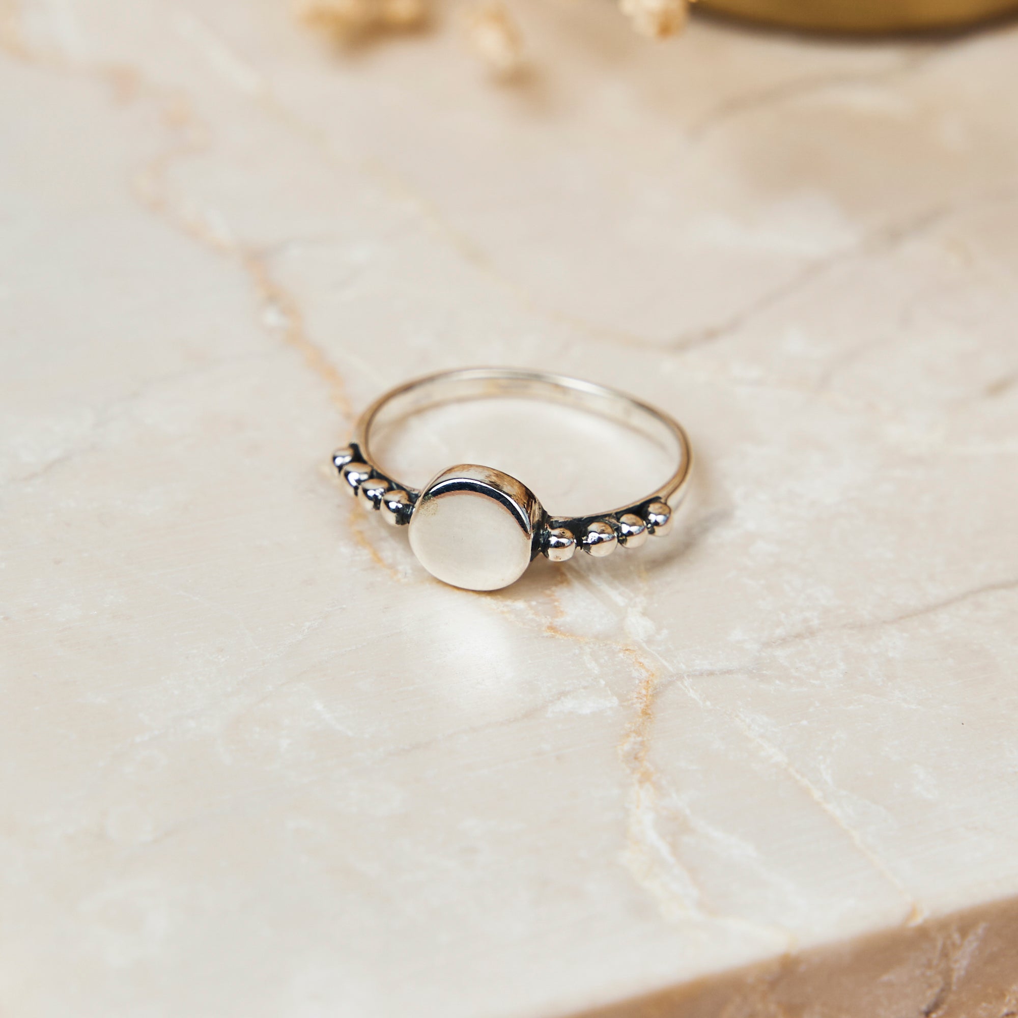 Ring met bolletjes en rond detail