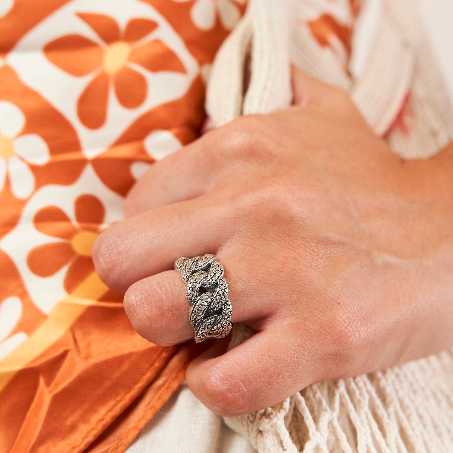 Ring met koordmotief