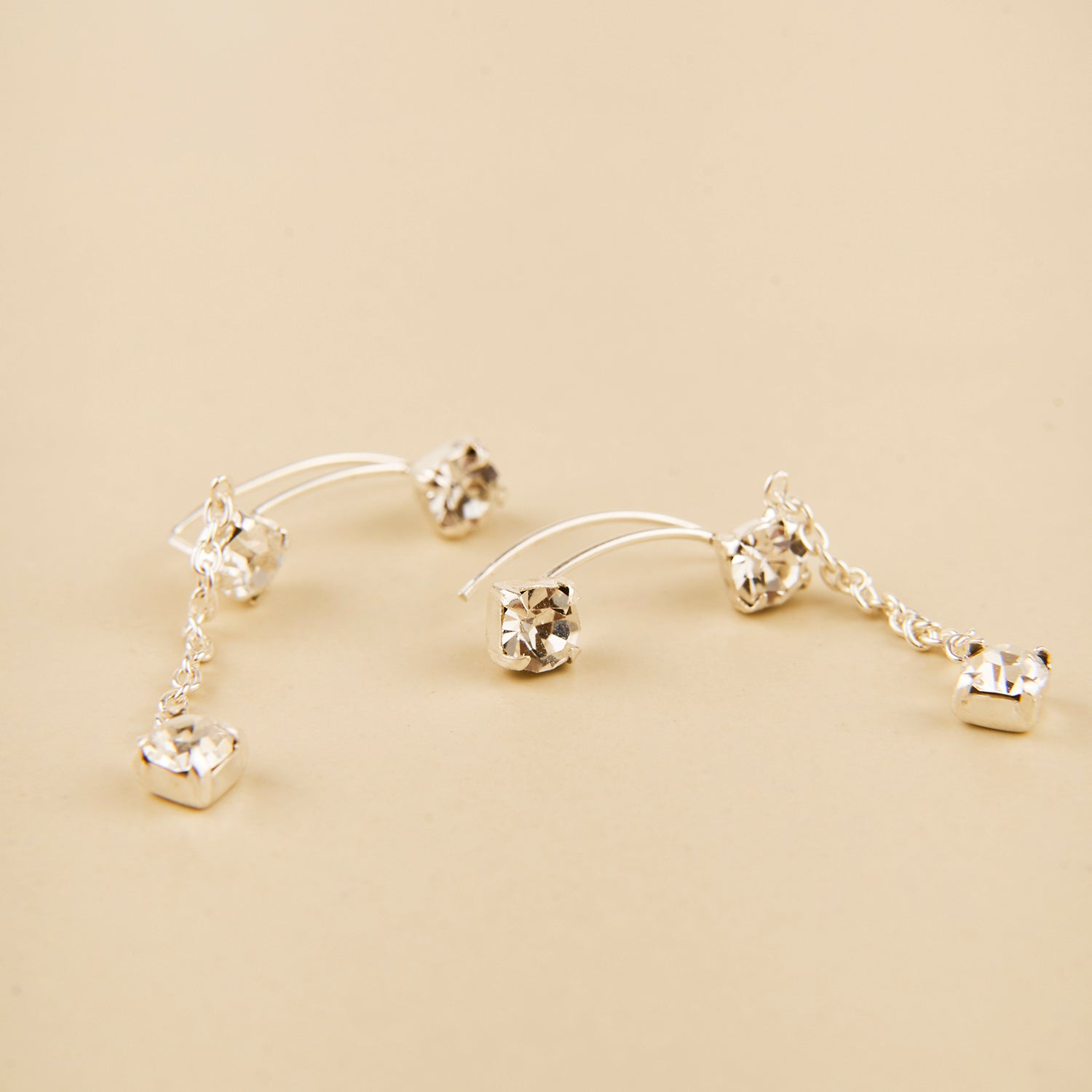 Doorlopende oorbellen met 2 zirkonia’s en hanger