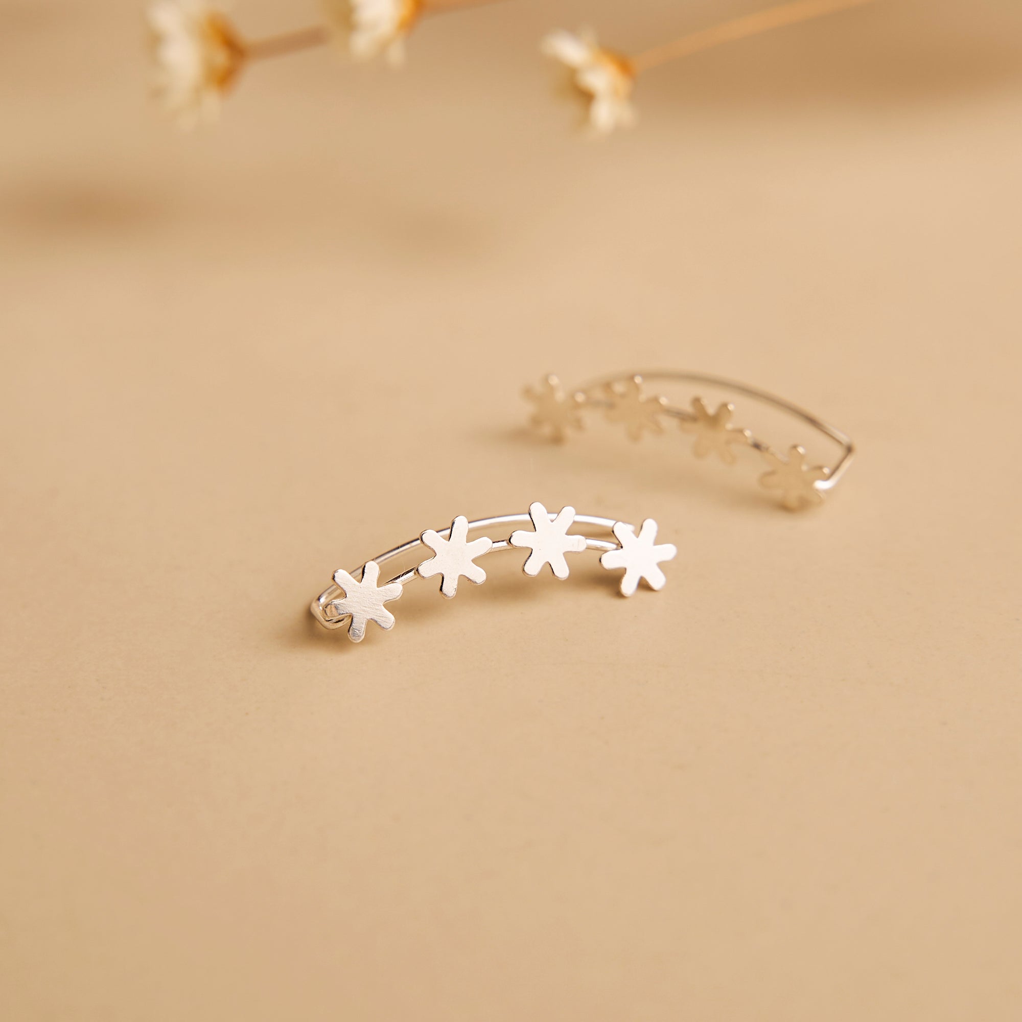 Doorlopende oorbellen met bloemen