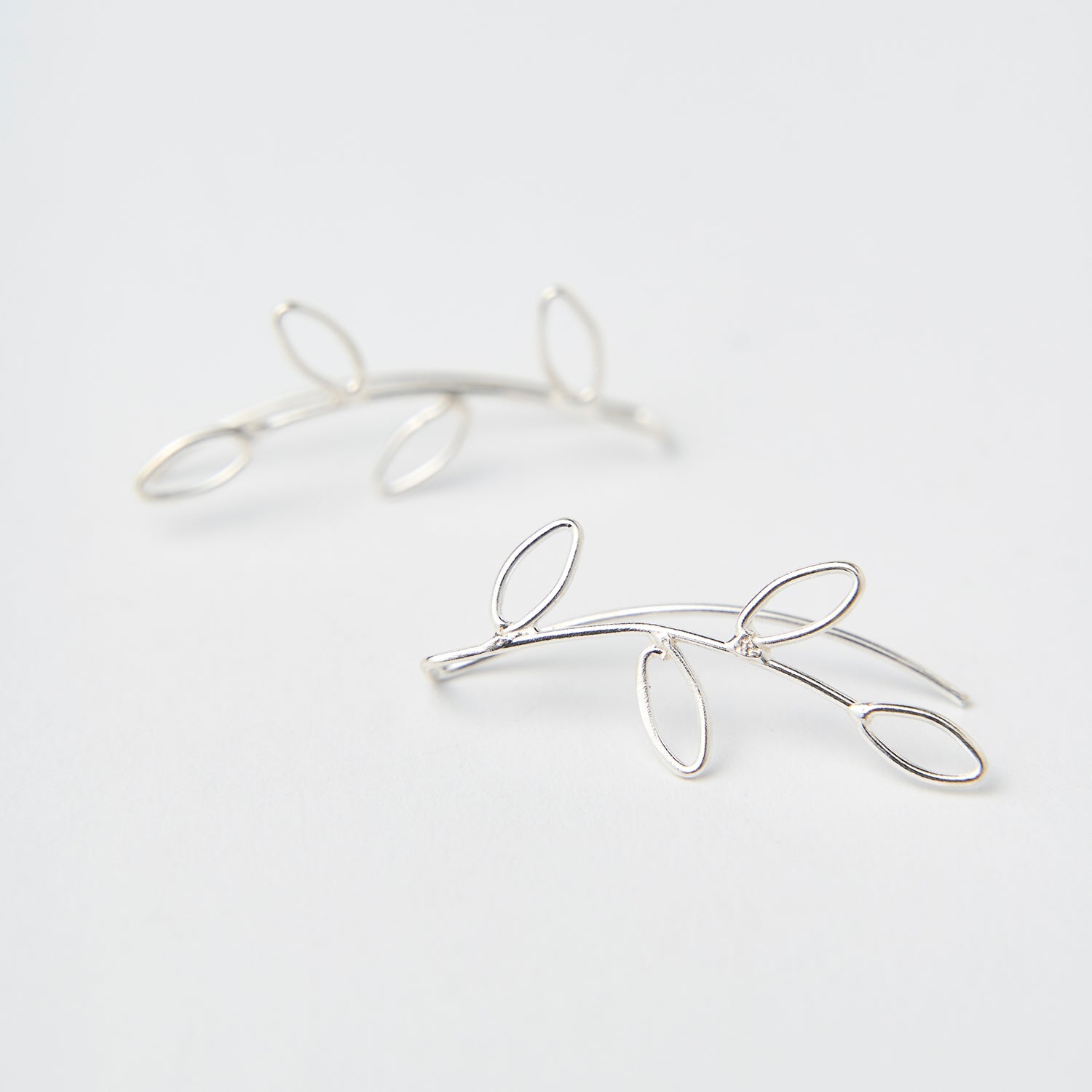 Doorlopende oorbellen met bladmotief