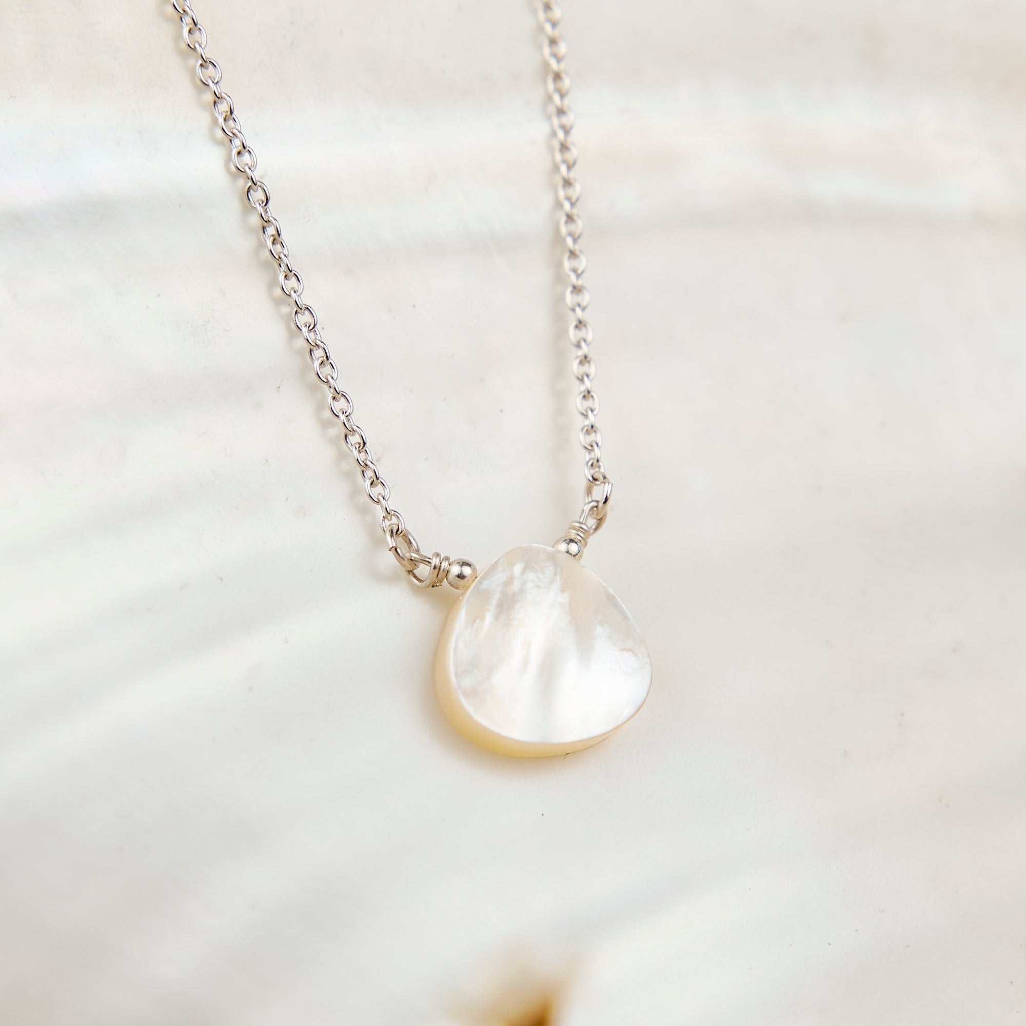 Halsketting met parelmoeren schelp