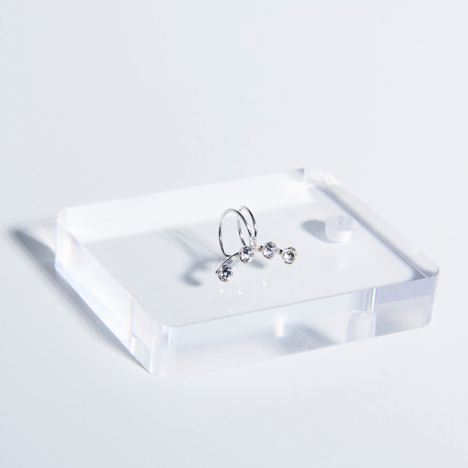 Doorlopende earcuff met vier zirkonia’s