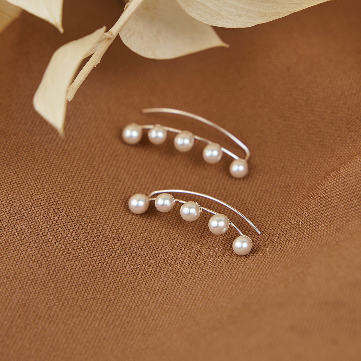 Doorlopende oorbellen met 5 parels