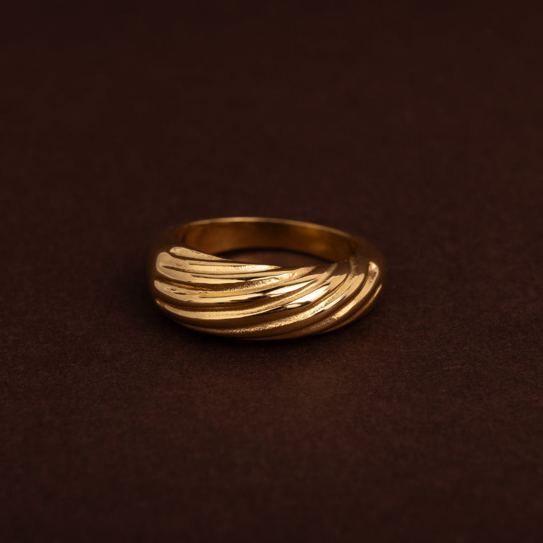 Ring met gedraaid tornado-design