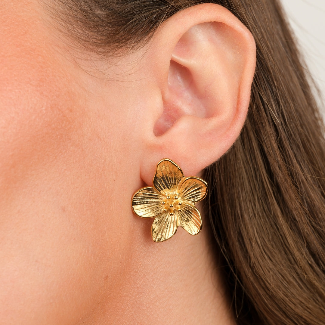 Goudkleurige bloemoorbellen