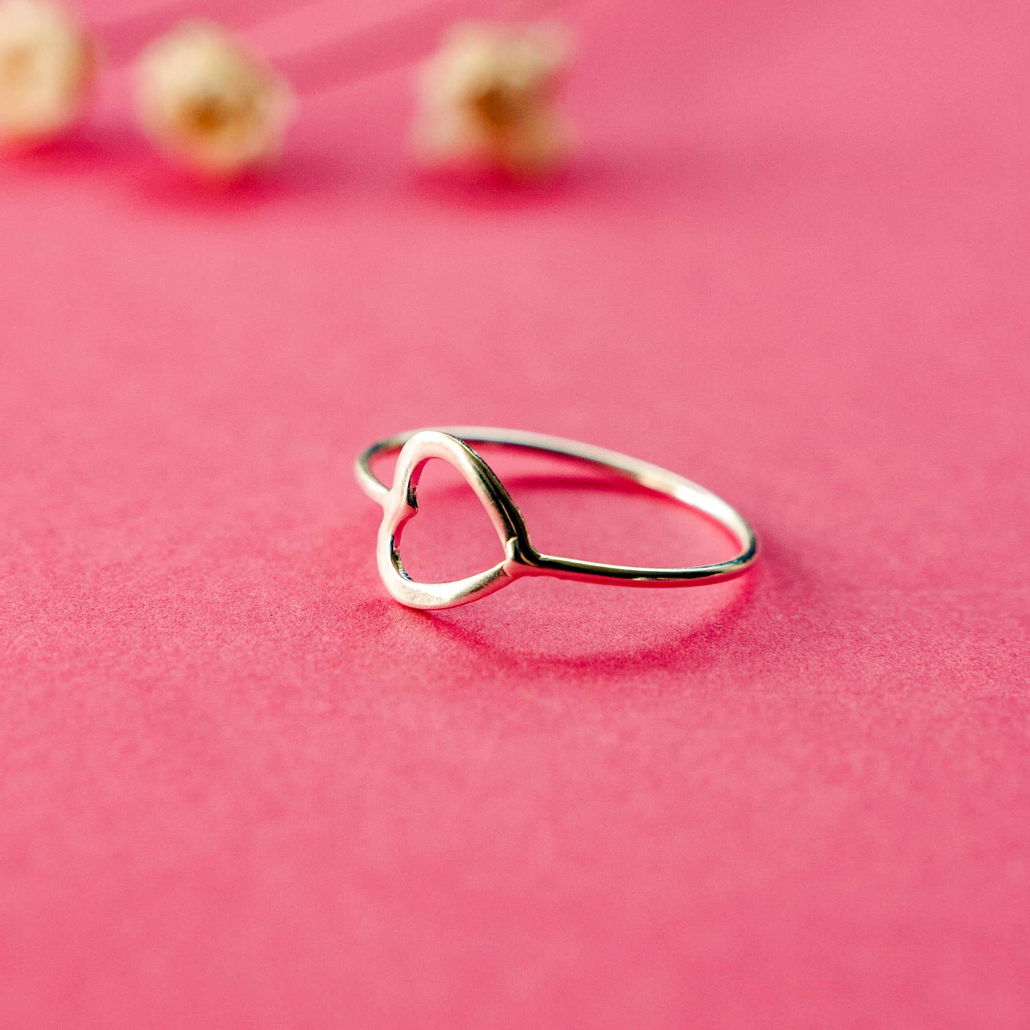 Ring met horizontaal hart en love